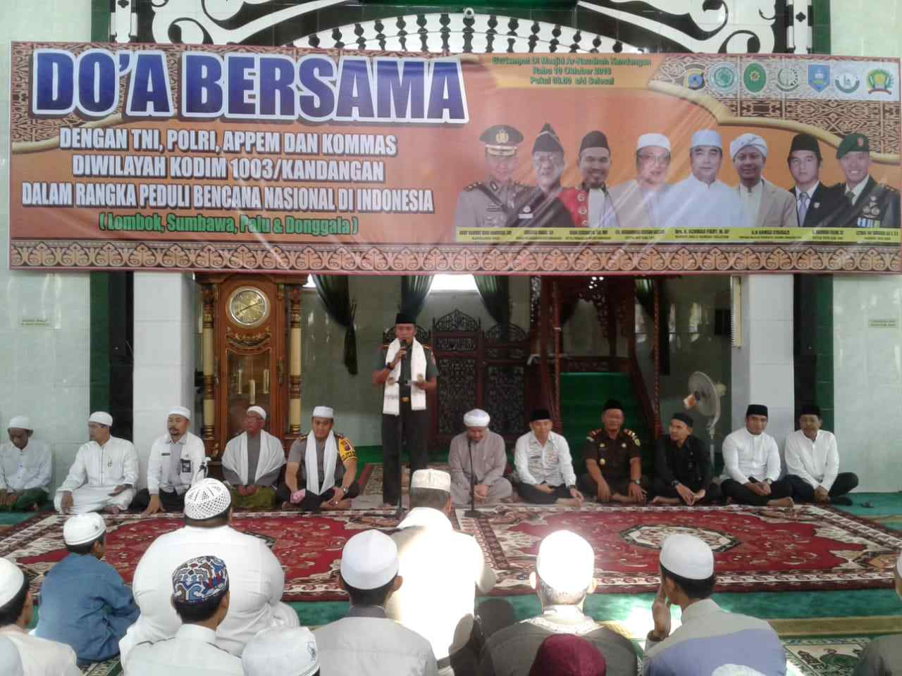 Jamaah Masjid Ar Raudhah Kandangan bersama Dandim 1003 Kandangan Letkol Suhardi Aji solid untuk berdoa bagi korban bencana di Palu dan Donggala