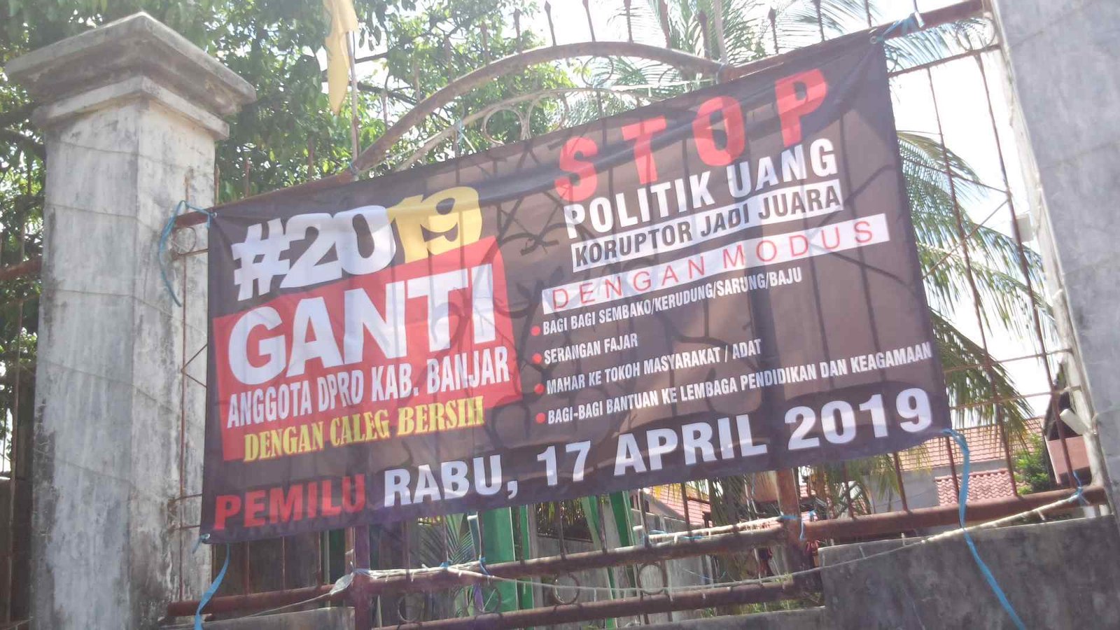 32++ Anjing menggonggong kafilah info