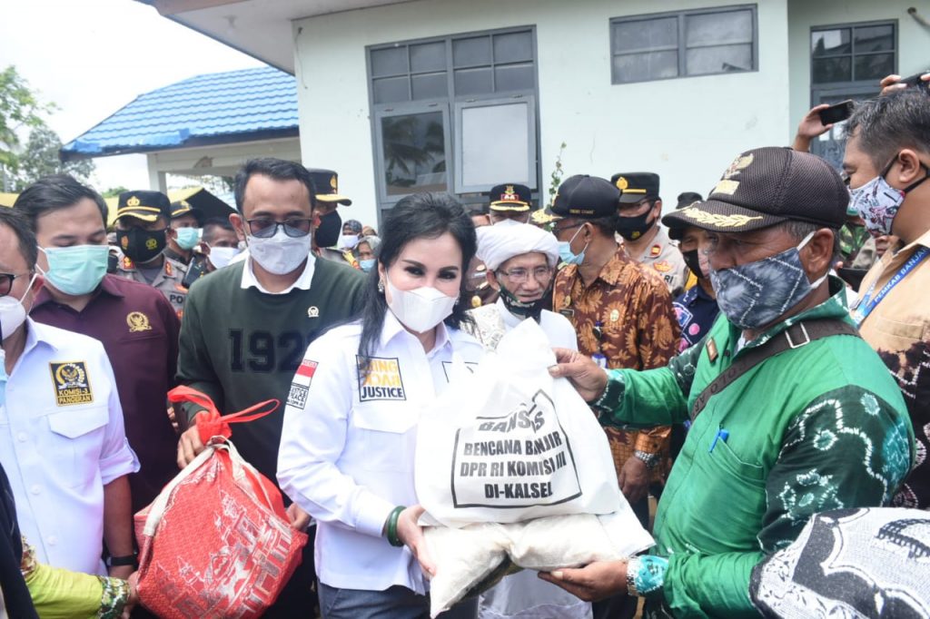 Ary Egahni Anggota DPR RI Bantu Korban Banjir Kalsel 1 1024x682 1