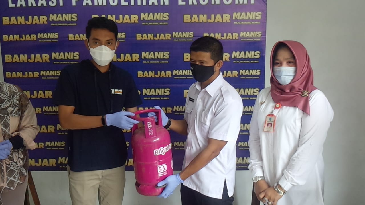 ASN Di Kabupaten Banjar kini diwajibkan untuk pindah dari tabung gas LPG 3 Kg ke tabung gas LPG 55 Kg tampak Bupati Banjar Saidi Mansyur menyerahkan tabung gas 55 kg ke salah satu perwakilan ASN