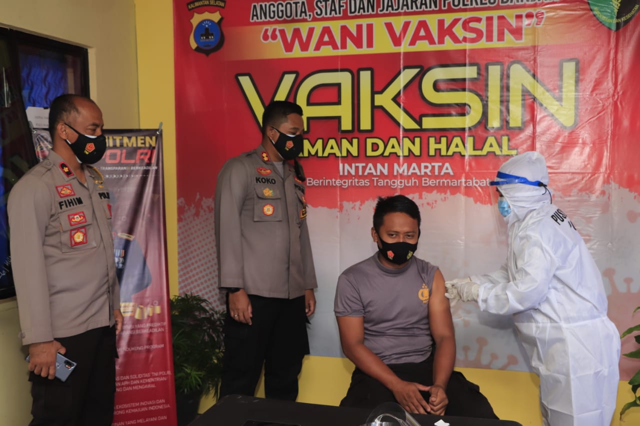 Anggota Polres Banjar sedang menjalani suntik vaksin