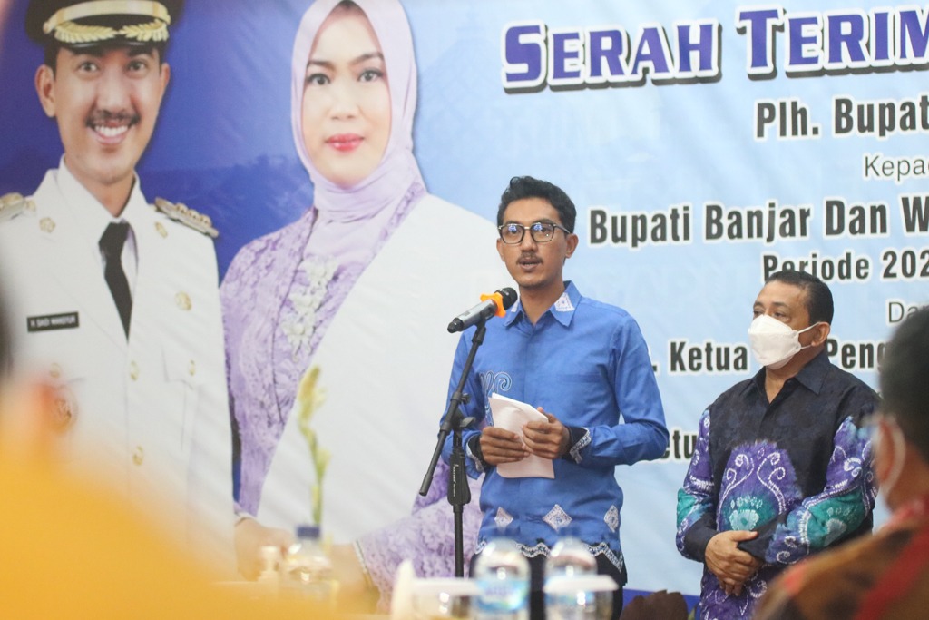 Bupati Banjar Saidi Mansyur didampingi Wakil Bupati Banjar Said Idrus saat serah terima jabatan dari Plh Bupati Banjar di Mahligai Sultan Adam Martapura