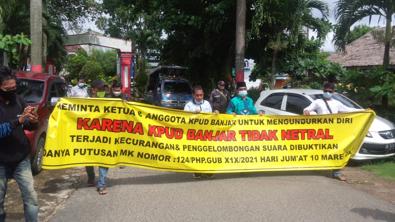 KPU Kabupaten Banjar di demo oleh kelompok masyarakat dari KPK APP Kalsel