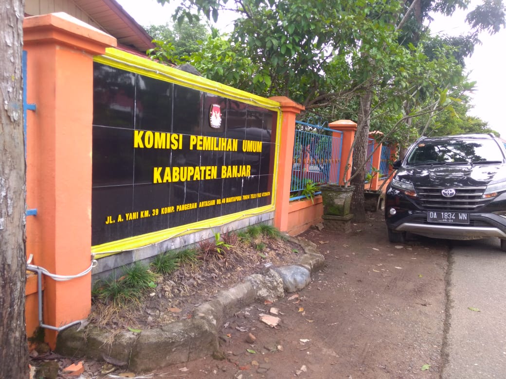 Komisioner KPU Kabupaten Banjar diminta mengundurkan diri karena diduga terlibat dalam penggelembungan suara
