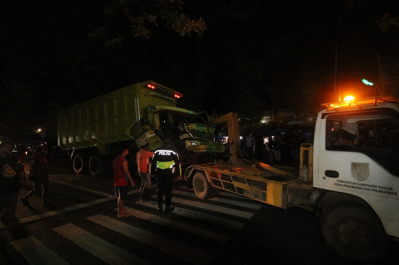 Satu truk yang rusak akibat insiden kecelakaan ini langsung diamankan pihak Satlantas Polres Banjar