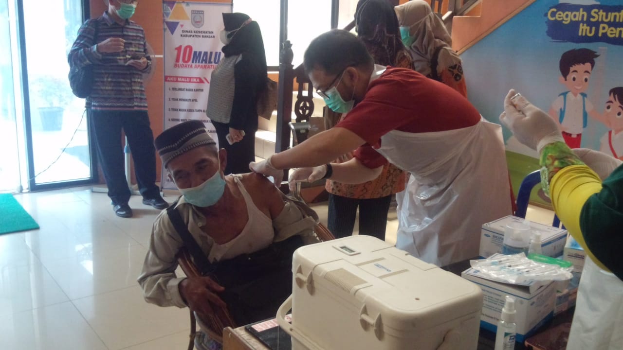 Sebanyak 40 orang calon jamaah haji lansia Kabupaten Banjar menjalani vaksinasi