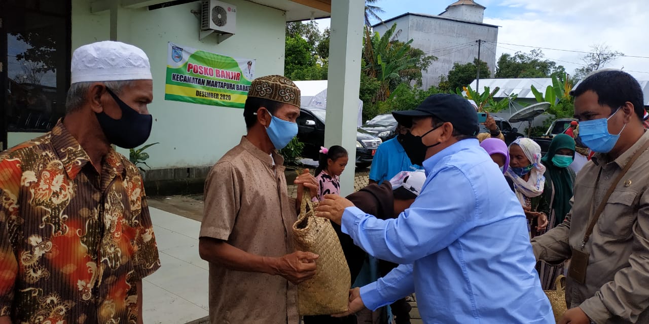 Wakil Bupati Banjar Said Idrus serahkan bantuan 100 paket sembako bagi korban terdampak banjir