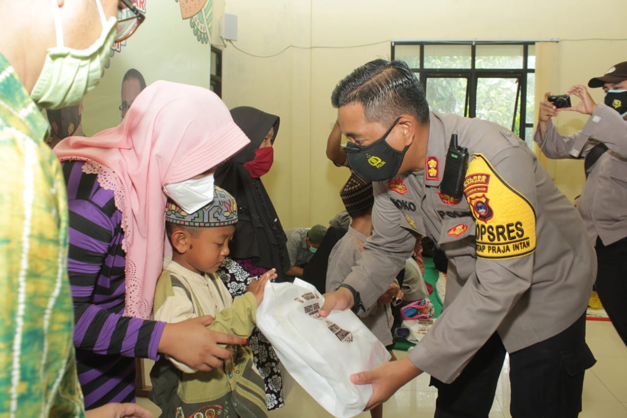 1617878848197 Tak hanya di khinat ratusan anak juga mendapatkan hadiah dari Kapolres Banjar AKBP Andri Koko Prabowo