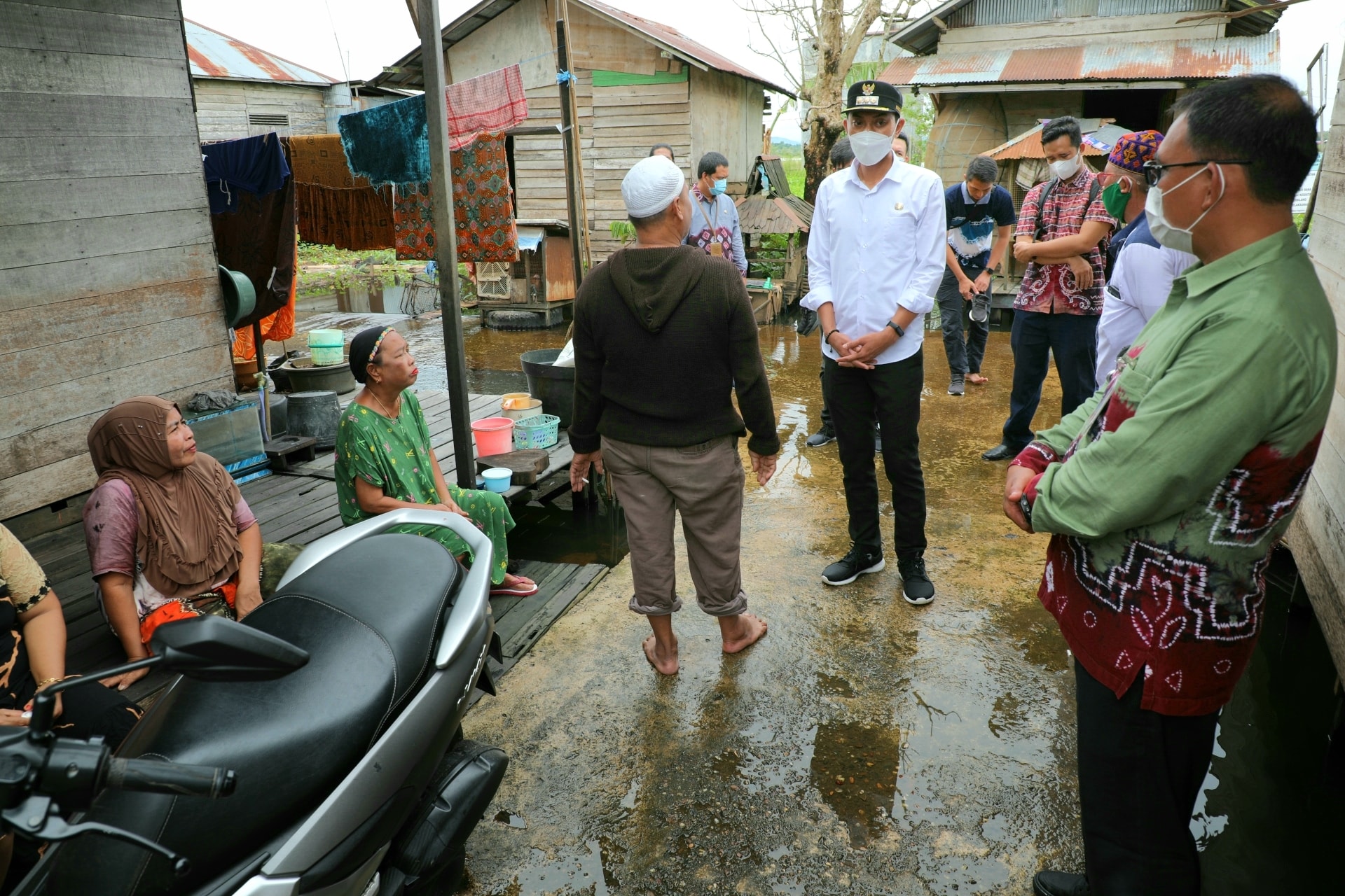 Bupati Banjar Saidi Mansyur saat meninjau banjir di Desa Tunggul Irang berjanji akan melaksanakan normalisasi Folder Antalangu untuk menangani banjir yang melanda pinggiran Kota Martapura