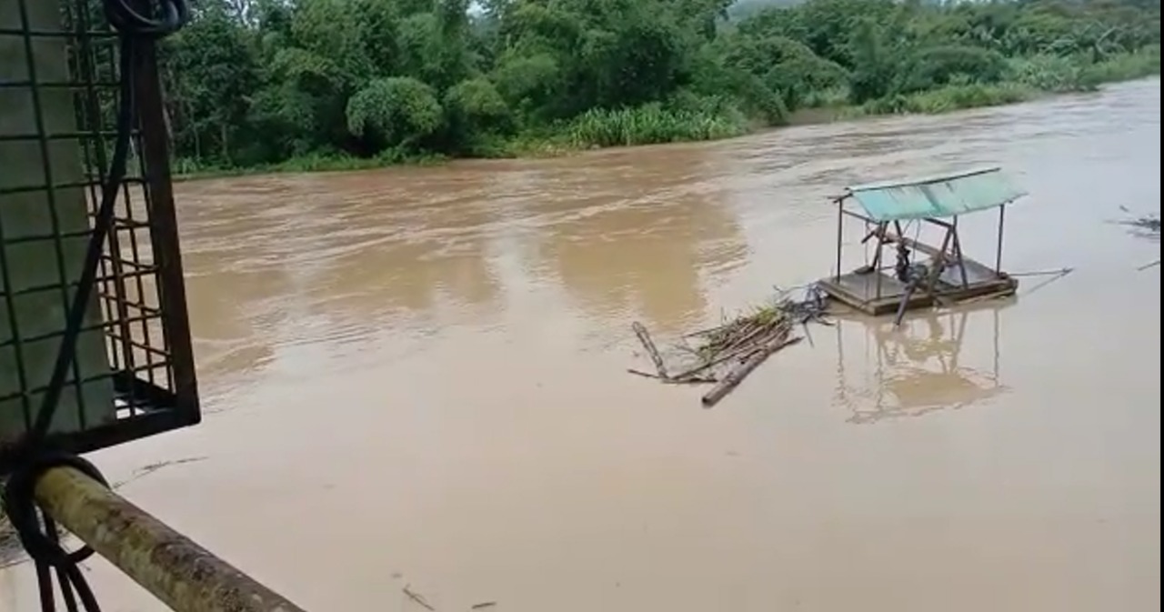 Debit air Sungai Riam Kiwa di Kecamatan Sungai Pinang kembali naik akibat hujan deras yang melanda beberapa waktu yang lalu