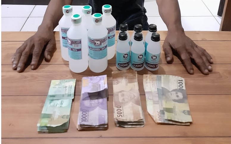 Polsek Martapura Kota amankan barang bukti berupa belasan botol alkohol dan uang hasil penjualan