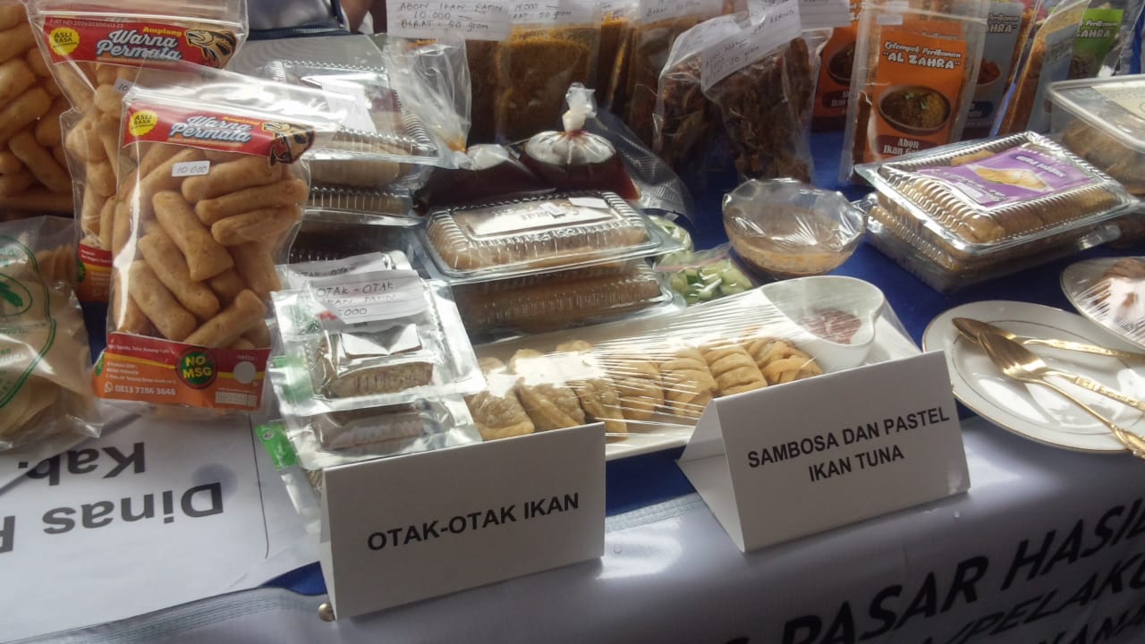 Produk makanan berbahan ikan yang ditampilkan stand Diskan Banjar pada Pasar Murah di Halaman Kantor Kecamatan Martapura beberapa waktu yang lalu
