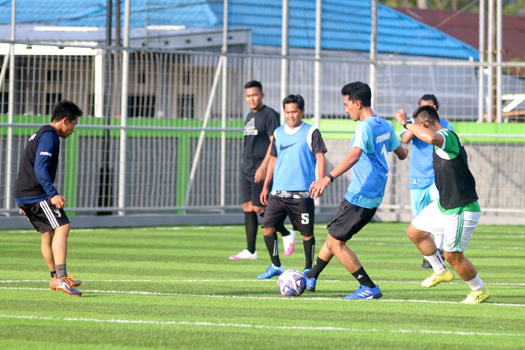 Tak hanya meresmikan lapangan Mini Soccer Bupati Banjar Saidi Mansyur juga mencicipi lapangan ini dengan melakukan pertandingan perdana