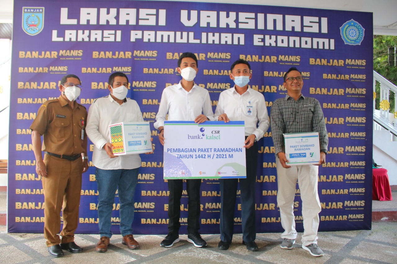 Bank Kalsel memberikan bantuan pada pensiunan dan wartawan di Kabupaten Banjar yang diserahkan oleh Bupati Banjar Saidi Mansyur