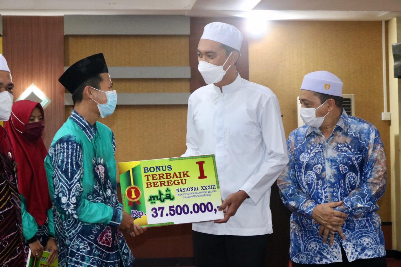 Bupati Banjar Saidi Mansyur didampingi Wakil Bupati Banjar Said Idrus serahkan bonus bagi kafilah MTQ Kabupaten Banjar yang meraih juara