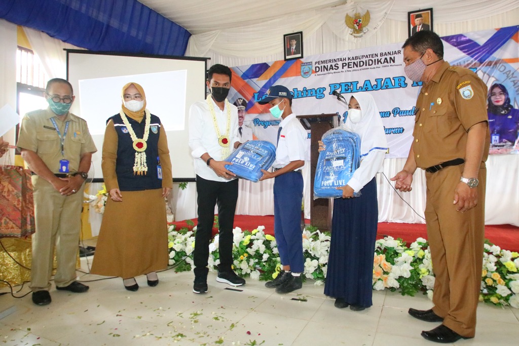 Bupati Banjar Saidi Mansyur serahkan bantuan saat peluncuran Pelajar Manis