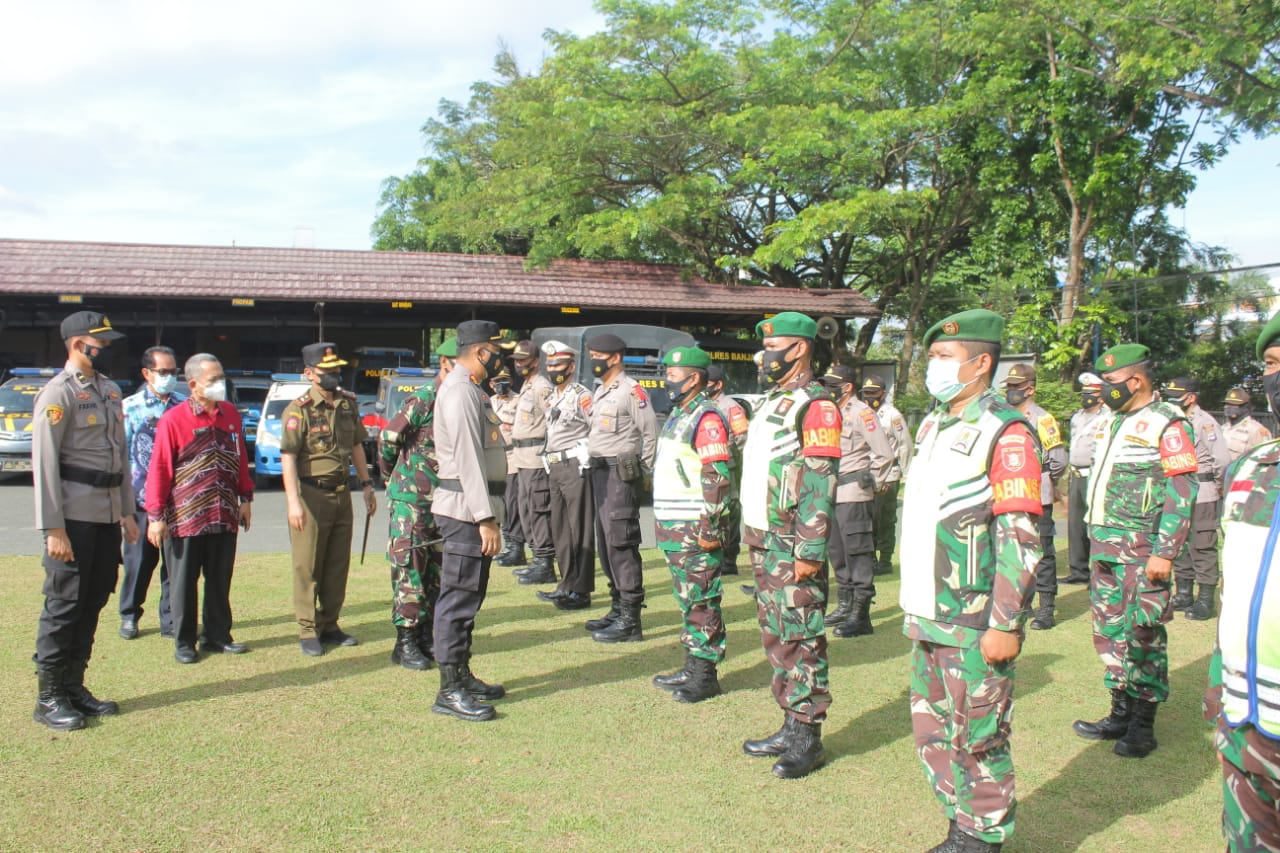 Kapolres Banjar AKBP Andri Koko Prabowo saat memeriksa pasukan dalam Apel Kesiapan Pengamanan Tempat Pemungutan Suara TPS 1