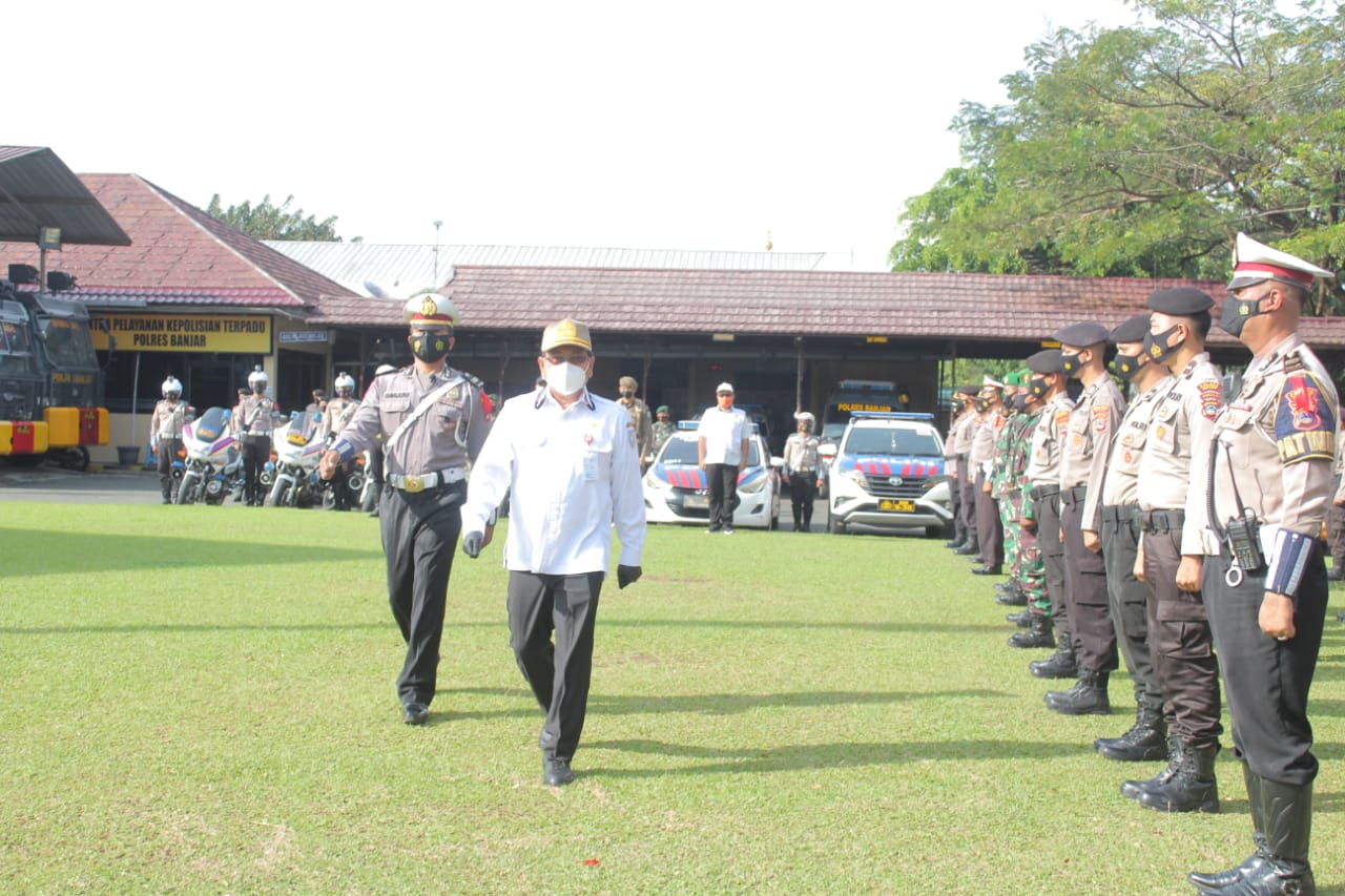 Sekda Banjar HM. Hilman saat meninjau personel dalam apel Operasi Ketupat Intan 2021