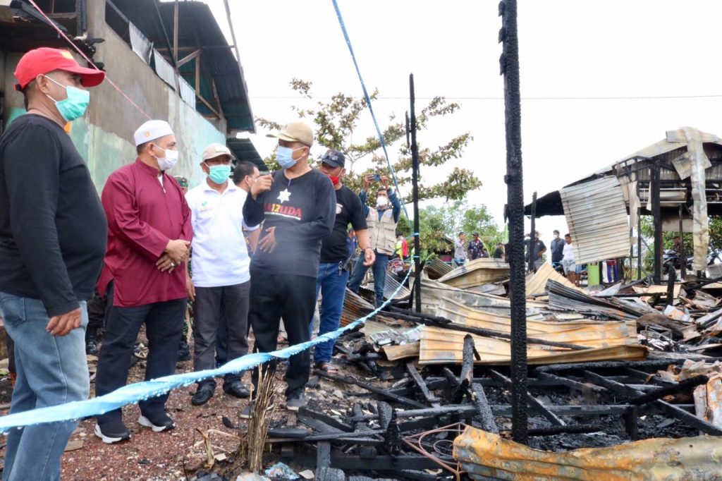 Wakil Bupati Banjar Said Idrus saat meninjau lokasi kebakaran di Desa Malintang Kecamatan Gambut