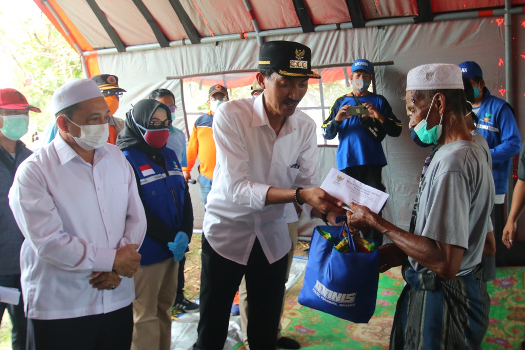 Bupati Banjar Saidi Mansyur didampingi Wakil Bupati Said Idrus serahkan bantuan bagi korban angin puting beliung