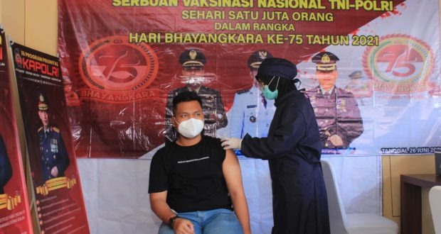 Pelaksanaan Vaksinasi yang dilaksanakan Polres Banjar di Urkes Polres Banjar diikuti masyarakat dengan antusias