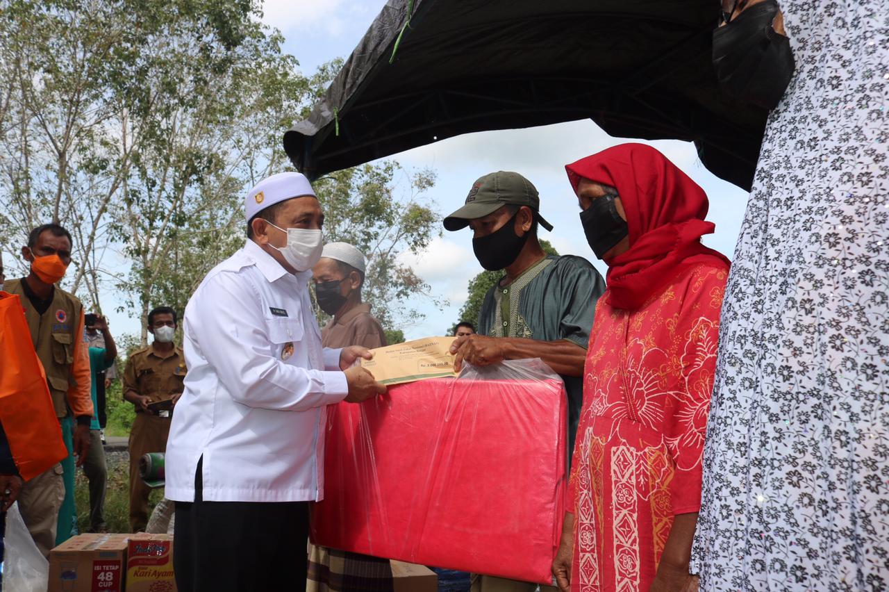 Wakil Bupati Banjar Said Idrus serahkan bantuan bagi para korban kebakaran di Desa Simpang Empat