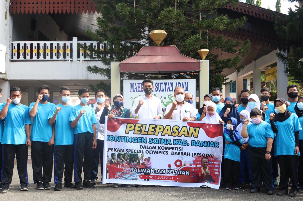 Bupati Banjar Saidi Mansyur lepas kontingen SOIna Kabupaten Banjar yang akan berlaga di Pekan Olahraga Daerah Special Olympics pada 1 4 Juli 2021