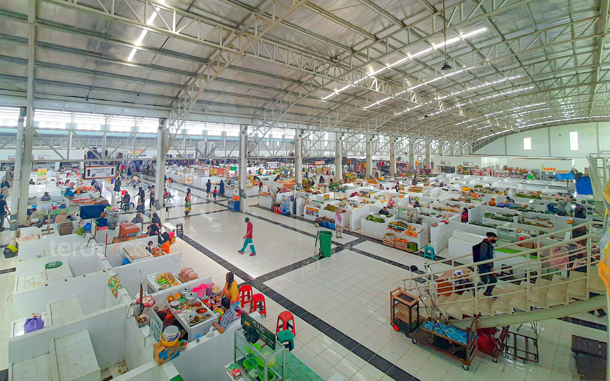 Aktifitas pengujung dan pedagang di Pasar Bauntung. Senin (12/06/2023). (Foto: Ariandi)