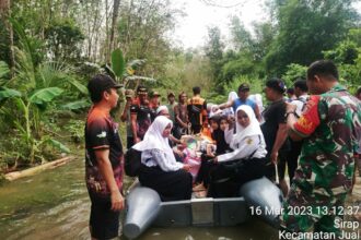 Balangan Coal Group dan Federasi Arung Jeram Indonesia FAJI Kabupaten Balangan membantu masyarakat dan menyeberangkan anak anak yang ingin pergi sekolah. Ist