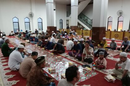 Kegiatan buka puasa bersama di Masjid Agung Al Akbar Balangan