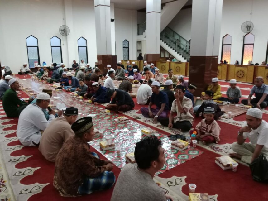 Kegiatan buka puasa bersama di Masjid Agung Al Akbar Balangan