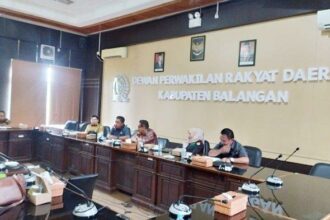 Komisi I DRPD Kabupaten Balangan saat mengikuti rapat dengar pendapat dengan Dinas Pendidikan mengenai pengubahan status sekolah swasta menjadi sekolah negeri