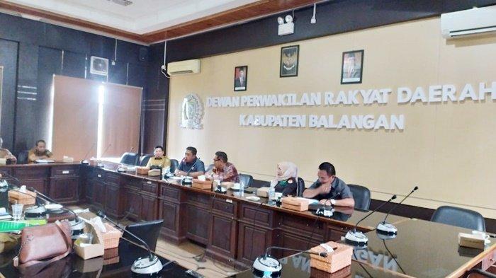 Komisi I DRPD Kabupaten Balangan saat mengikuti rapat dengar pendapat dengan Dinas Pendidikan mengenai pengubahan status sekolah swasta menjadi sekolah negeri