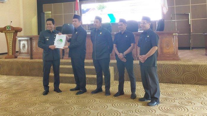 Penyerahan dokumen LKPJ oleh Bupati H Abdul Hadi kepada Ketua DPRD Kabupaten Balangan Ahsani Fauzan