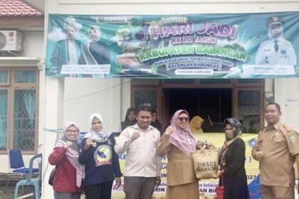 Penyerahan paket sembako untuk warga Kabupaten Balangan di halaman Kantor Camat Paringin