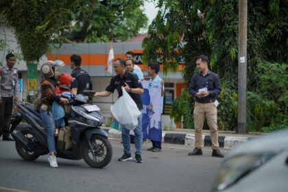 Petugas Bank Kalsel Cabang Paringin membagikan takjil gratis kepada sejumlah masyarakat yang melintas melintas di area sekitar jalan Kantor Bank Kalsel