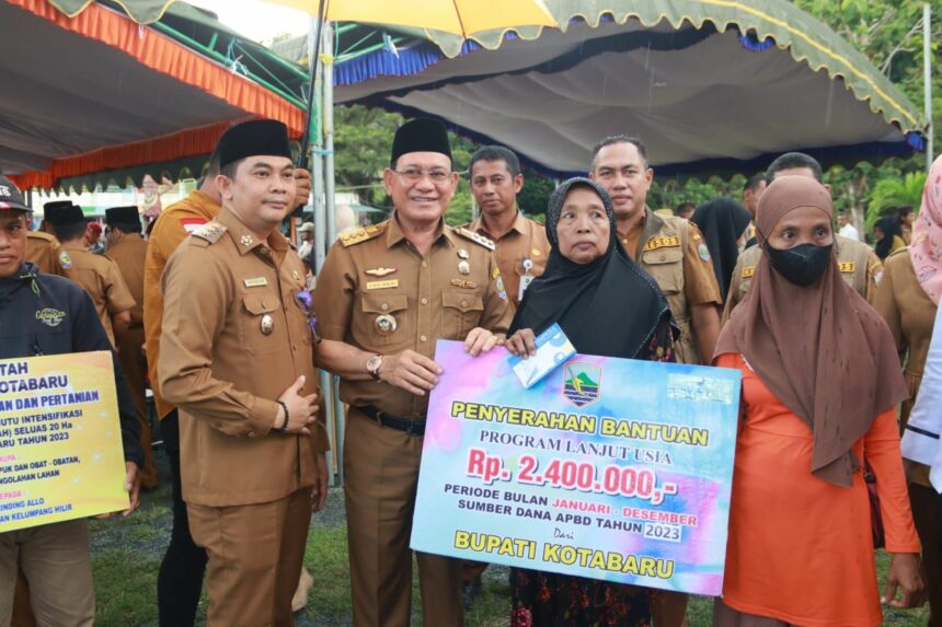 Bupati Kotabaru Sayed Jafar Serahkan Bantuan di Tiga Kecamatan