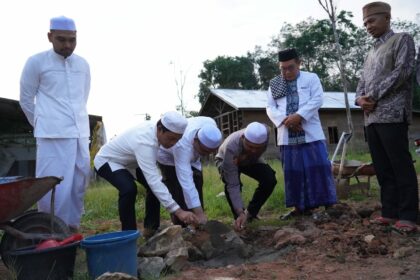 Peletakan batu pertama pembangunan Gedung Tahfiz Quran Anwarunnadi Alhadi di Komplek Pondok Pesantren Riyadul Muhibbin Desa Bungin Paringin Selatan