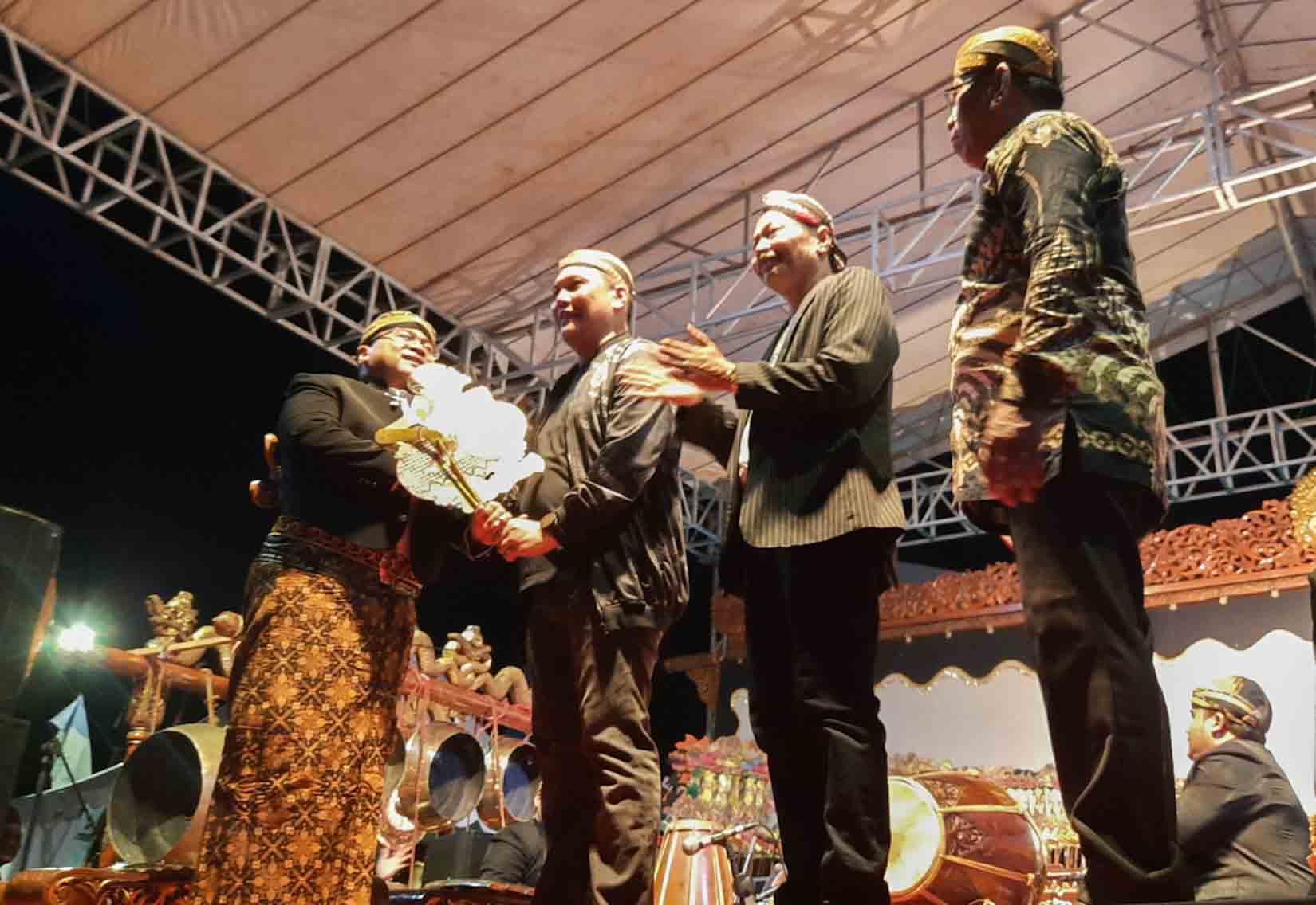 Walikota Banjarbaru Aditya Mufti Ariffin saat membuka pentas Wayang Kulit