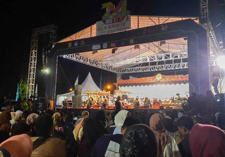 Suasana pentas Wayang Kulit di Lapangan Murjani Kota Banjarbaru