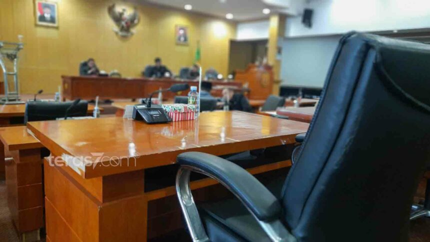 Kursi kosong anggota dewan saat paripurna DPRD Kota Banjarbaru_teras7.com