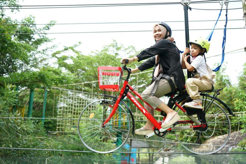 Hanya bermodalkan Rp 30 ribu, sudah bisa coba sensasi bersepeda di ketinggian di Amanah Borneo Park. (Foto: Amanah Borneo Park)