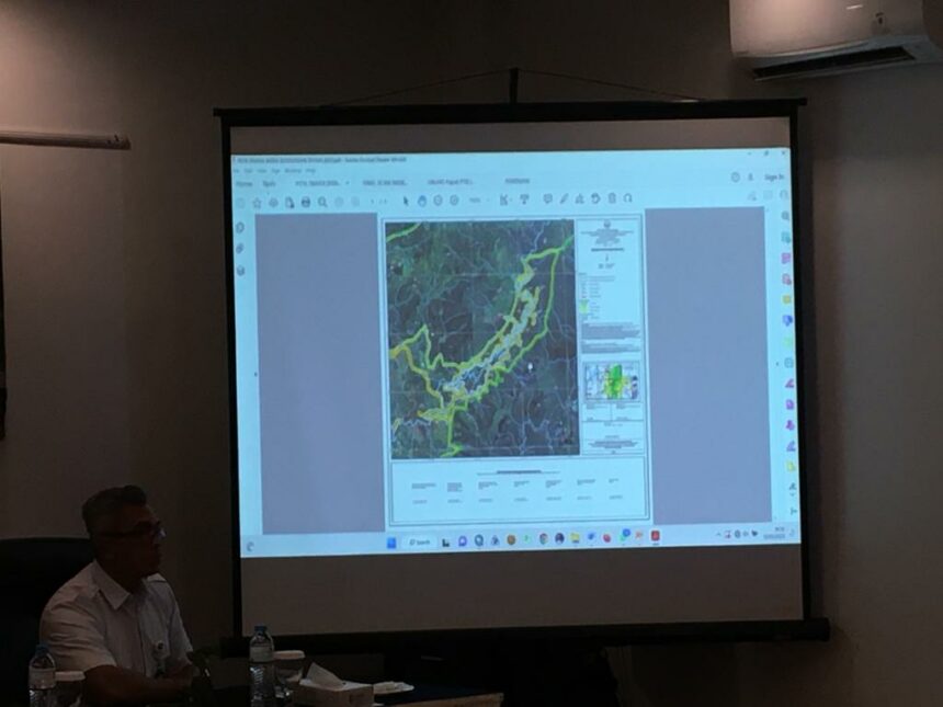 Pemetaan yang akan diukur kawasan hutan akan dibangun bendungan riam kiwa (Foto : Heru)