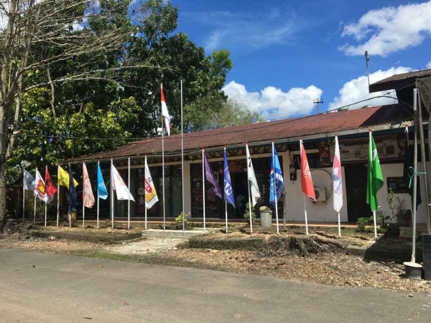 Kantor KPU Kabupaten Banjar dengan bendera partai politik yang mendaftar (Foto : Heru)