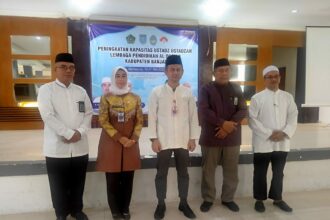 Sesi foto bersama dalam pembukaan pelatihan Ustadz Ustadzah LPTQ Kabupaten Banjar (Foto : Kominfo Banjar)