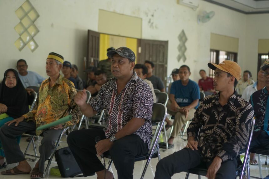 Para tokoh masyarakat serta aparat Desa Bintang Ara ketika mediasi mencari kejelasan lahan kepada Pt. TWK ( foto : ihsan_teras7.com)