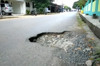 Ruas jalan berlubang di Jalan Pendidikan Kel. Sekumpul depan MAN 4 Martapura (Foto : Heru)
