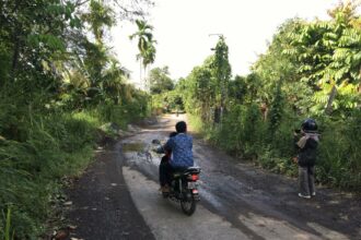 Jalan Damai Sungai Sipai, alah satu jalan yang masuk paket perbaikan oleh Dinas PUPRP Kabupaten Banjar. (Foto: Heru)
