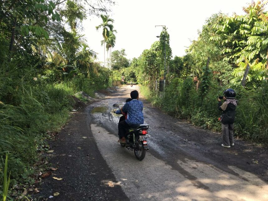 Jalan Damai Sungai Sipai, alah satu jalan yang masuk paket perbaikan oleh Dinas PUPRP Kabupaten Banjar. (Foto: Heru)