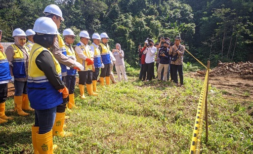 Bupati Tabalong Anang Syakhfiani letakkan batu pertama pembangunan embung jaro, pada Rabu (31/05/2023). (foto : ihsan_teras7.com)